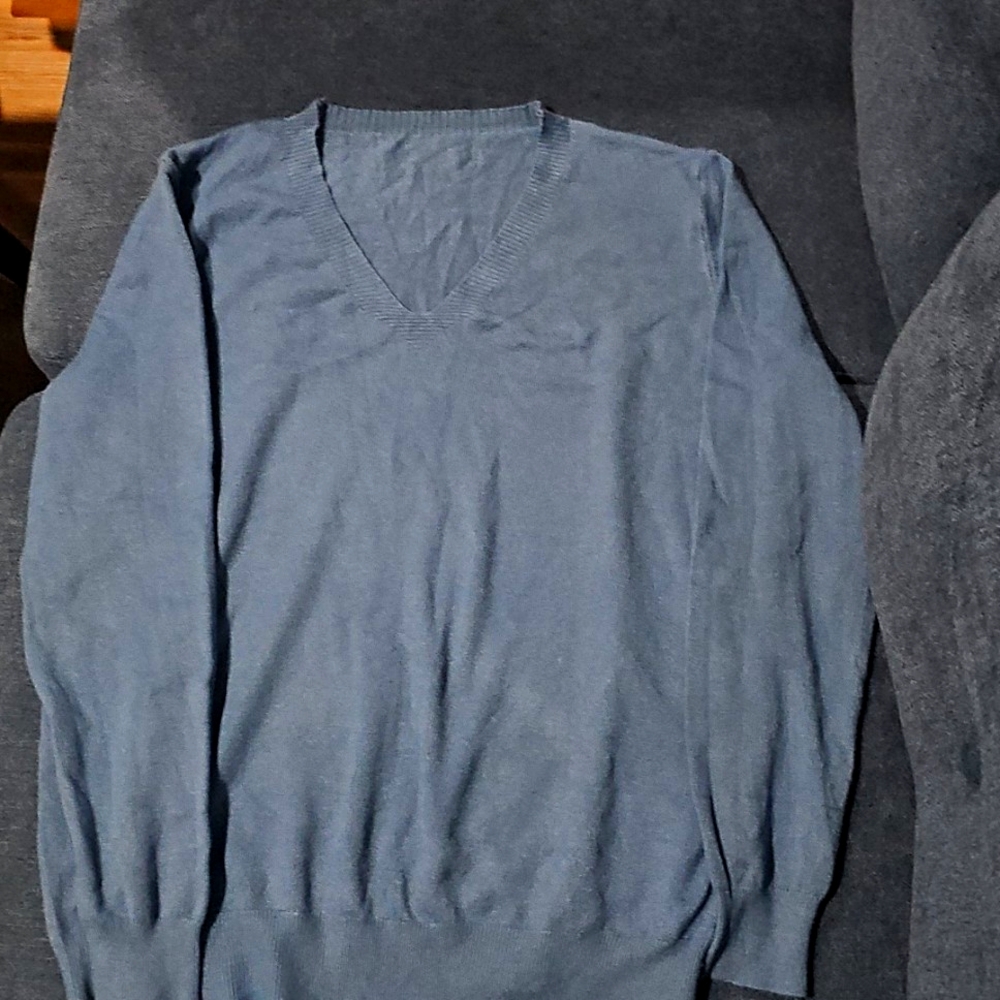 Ladies Pretty Blue V-Neck Sweater Size M/L Has'nt Been Worn